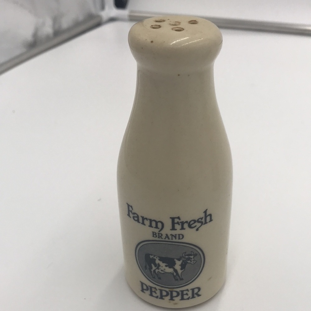 ❤️ Vintage salt and pepper shakers. Beige with beautiful black writing - Picture 3 of 7
